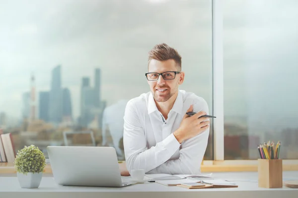 Attractive guy working on project — Stock Photo, Image