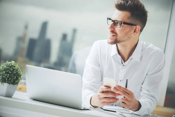 Uomo che utilizza il telefono cellulare — Foto Stock