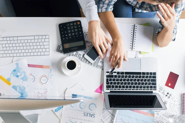 Equipo de trabajo en proyecto empresarial —  Fotos de Stock