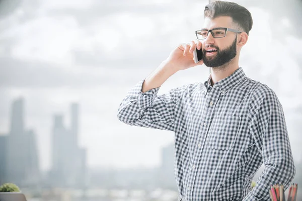 Lächelnder Mann telefoniert — Stockfoto