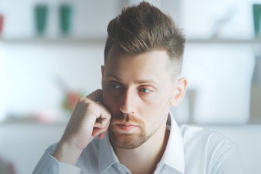 Düşünme erkek portre