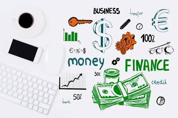 Ovanifrån av vita office desktop med kaffekoppen, elektroniska apparater och kreativa pengar skiss. Finance koncept — Stockfoto