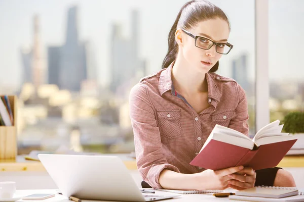 Αρκετά καυκάσιος γυναίκα ανάγνωση βιβλίων στο χώρο εργασίας. Έννοια της γνώσης — Φωτογραφία Αρχείου