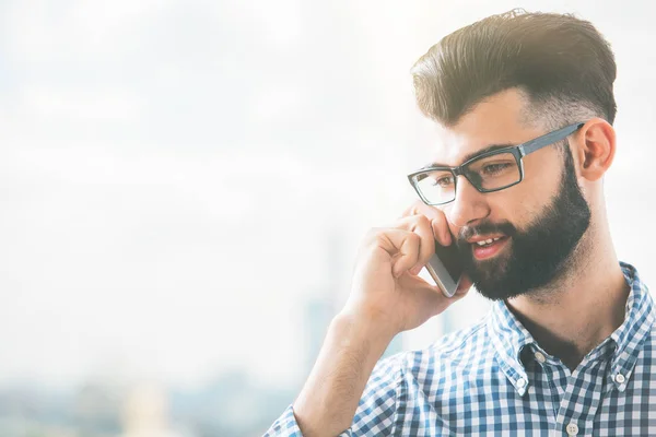 Glücklicher Mann am Telefon — Stockfoto