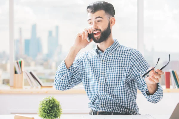 職場で電話で話している男性 — ストック写真