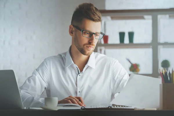 Schöner Junge mit Urkunde — Stockfoto