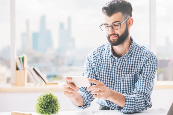 Adam telefonu kullanarak iş başında