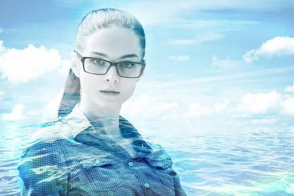 Porträtt av attraktiv ung kvinna på hav och himmel bakgrund. I morgon koncept. Dubbel exponering — Stockfoto
