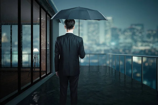 Homme avec parapluie sur balcon — Photo