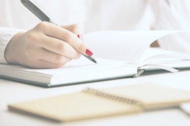 Not Defteri'nde yazma kız