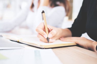 Not defterine yazan kadın