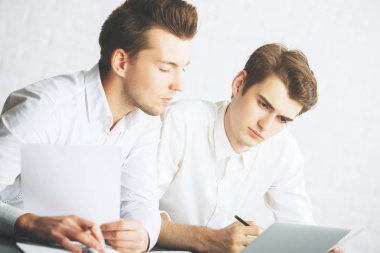 Projede çalışan office erkeklerde