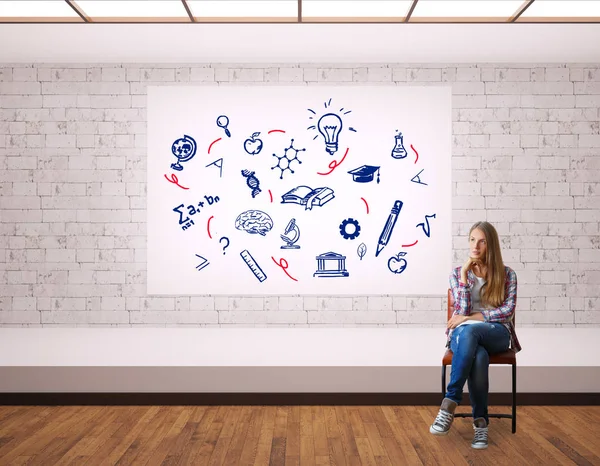 Nachdenkliche junge Frau auf Stuhl im modernen Interieur mit wissenschaftlichen Skizzen auf Whiteboard. Bildungskonzept — Stockfoto