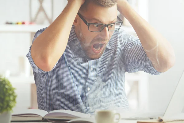 Hombre haciendo hincapié en los datos no guardados — Foto de Stock