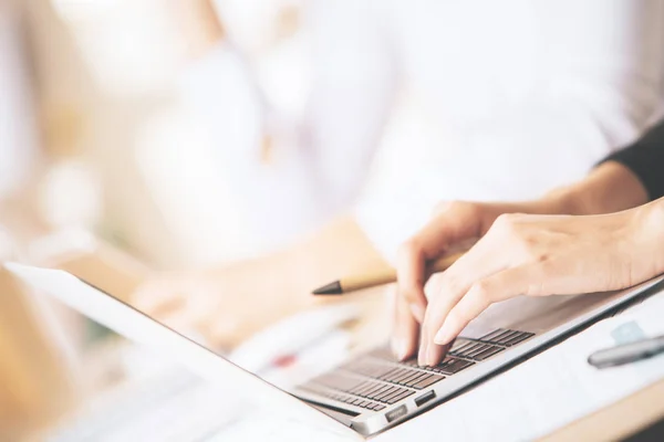 Hands using laptop side — Stock Photo, Image