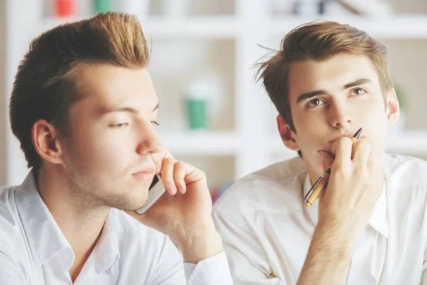 Chicos guapos hablando por teléfono — Foto de Stock