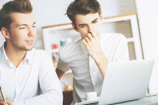 Concepto de trabajo en equipo. Retrato de dos hombres de negocios blancos guapos que trabajan en el proyecto en la oficina moderna . — Foto de Stock