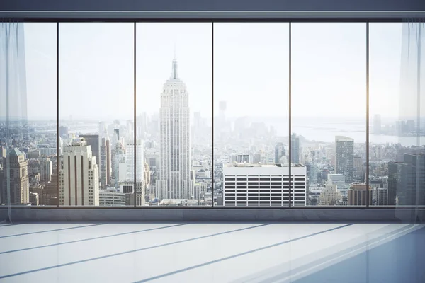 Modern interiör med utsikt över staden — Stockfoto