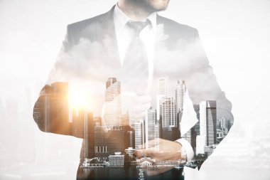 Adam şehir arka planda, multiexposure