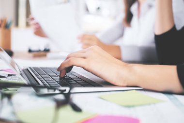 Dizüstü bilgisayar yan kullanarak eller