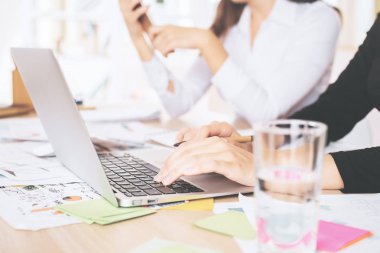 Defter closeup kullanarak eller