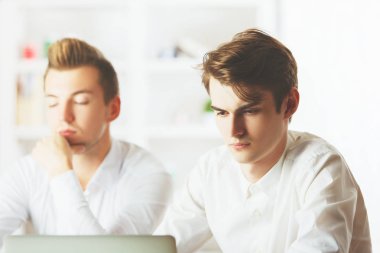 Projede çalışan erkekler