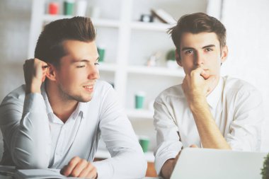 Projede çalışan erkekler