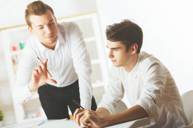 Bir şey tartışırken erkekler