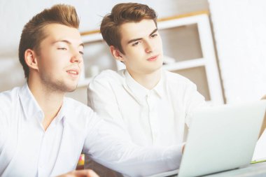 Erkekler proje tartışıyor