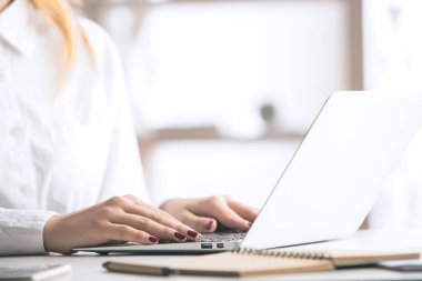 Dizüstü bilgisayarda yazan kadın klavyesi