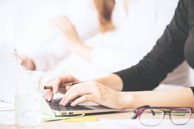 Dizüstü closeup kullanarak eller