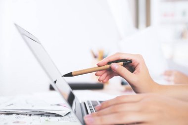 Dizüstü bilgisayar yan kullanarak eller