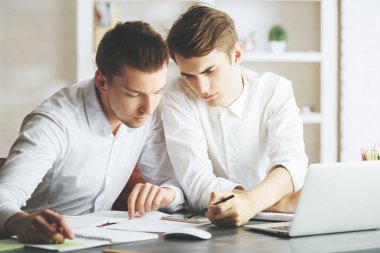 Portre çekici Avrupa adamlardan tartışmak ve projede işyerinde çalışan kapatın. Ekip çalışması kavramı