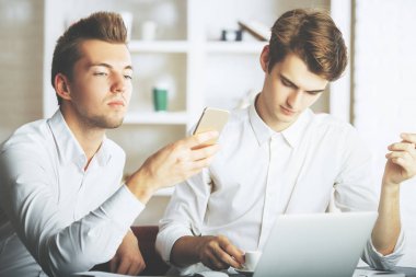 Bir cep telefonu kullanarak iş adamları
