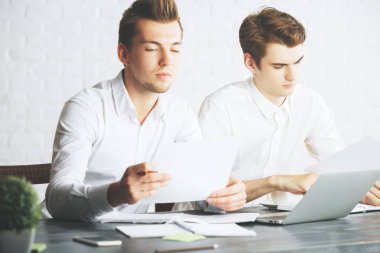 Projede çalışan iş adamları