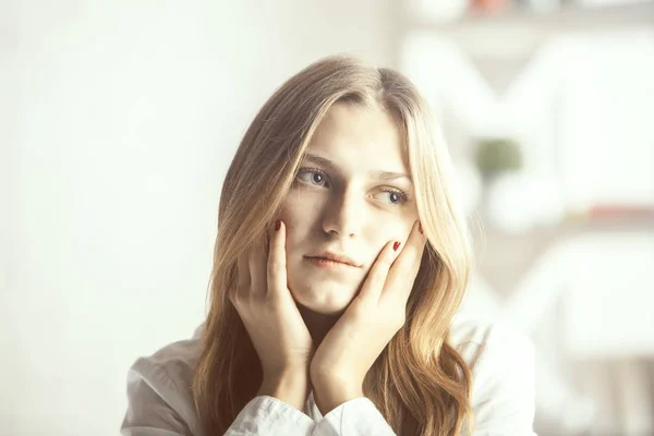 Attraktives Frauenporträt — Stockfoto