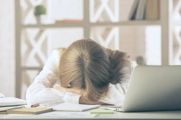 Mujer joven agotada durmiendo en el trabajo. Concepto de estrés —  Fotos de Stock