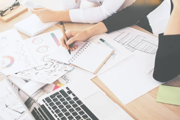 Mujer escribiendo en bloc de notas — Foto de Stock