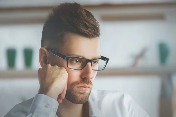 Nachdenkliches Geschäftsmann-Porträt — Stockfoto