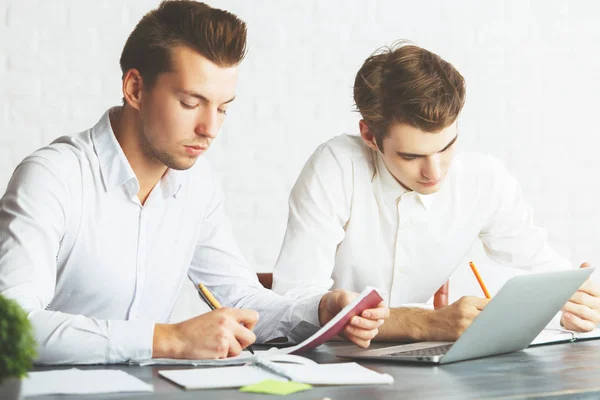 Männer im Büro arbeiten an Projekt — Stockfoto