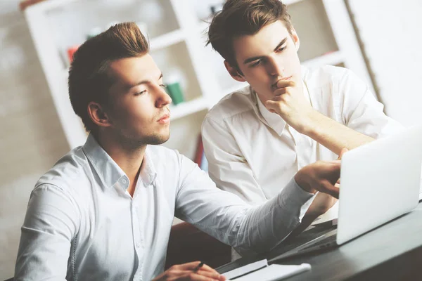 Männer im Büro arbeiten an Projekt — Stockfoto