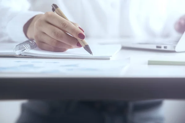 Chica escribiendo en bloc de notas —  Fotos de Stock