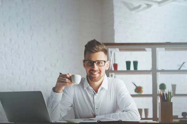 Bonito cara com xícara de café — Fotografia de Stock