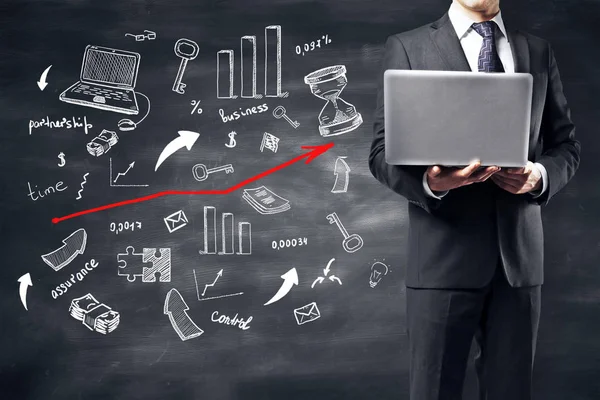Mann mit Laptop auf Tafel-Hintergrund mit kreativer Geschäftsskizze. Erfolgskonzept — Stockfoto