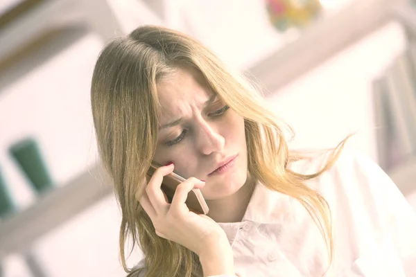 Frowning woman on phone — Stock Photo, Image