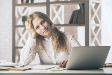 Projede çalışan güzel kız