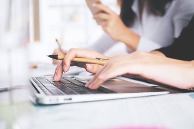 Dizüstü bilgisayar yan kullanarak eller