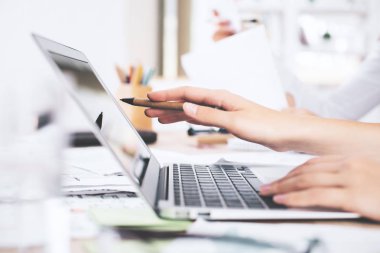 Dizüstü bilgisayar yan kullanarak eller