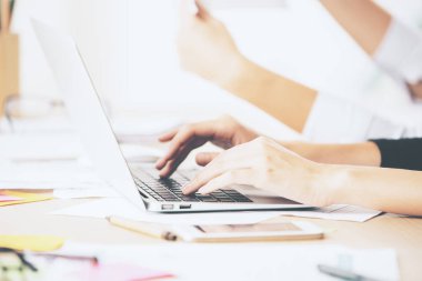 Dizüstü closeup kullanarak eller