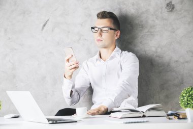 Avrupa erkek Smartphone kullanarak